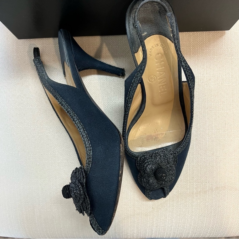 Chanel Vtg CC Logo Black Slingback Camelia Raffia Heels Peep Toe Shoes Y2W 8 - Picture 6 of 17